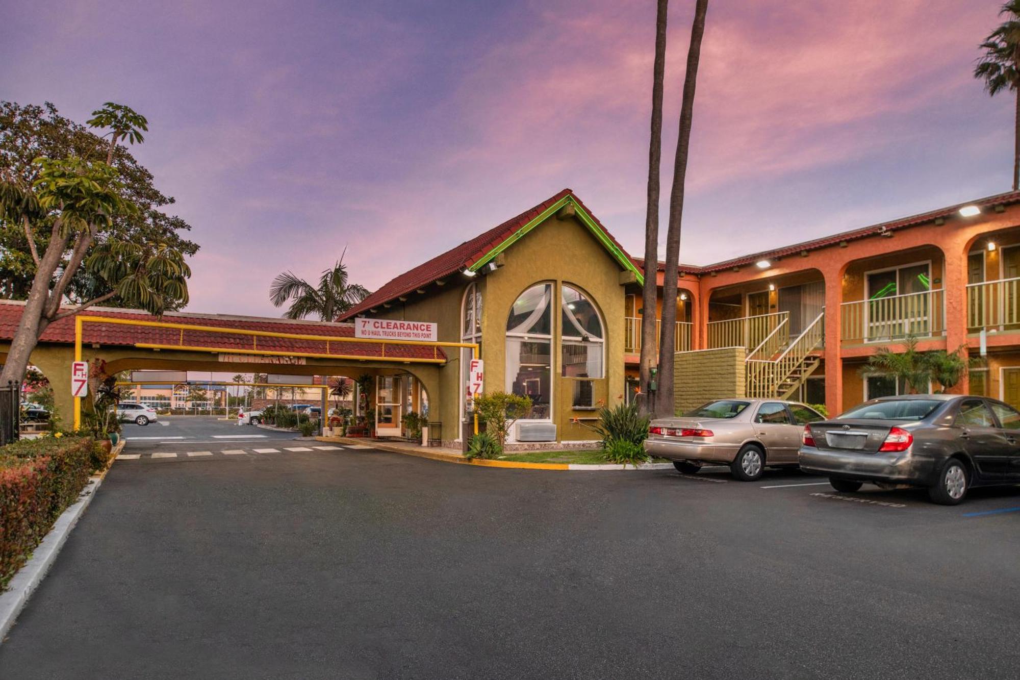 Vagabond Inn Costa Mesa Exterior photo